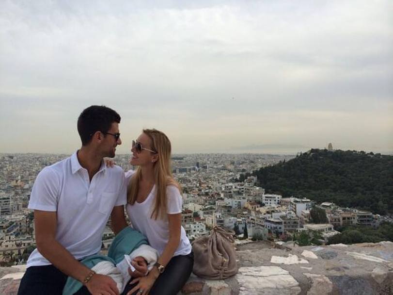 Novak Djokovic con la fidanzata Jelena Ristic teneramente abbracciati 